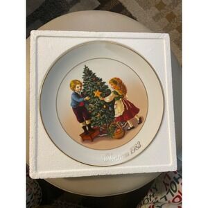 Avon Christmas Memories Plate KEEPING THE CHRISTMAS TRADITION